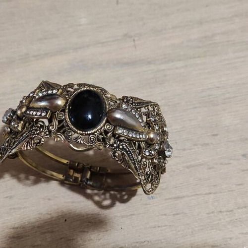 Bracelet unique like new, gold-colored