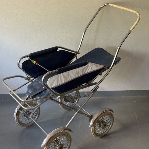 Antique baby stroller used, metal in excellent condition