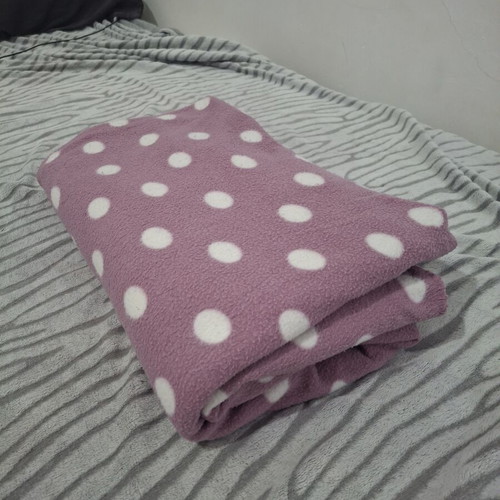 Polka dot quilt for single bed
