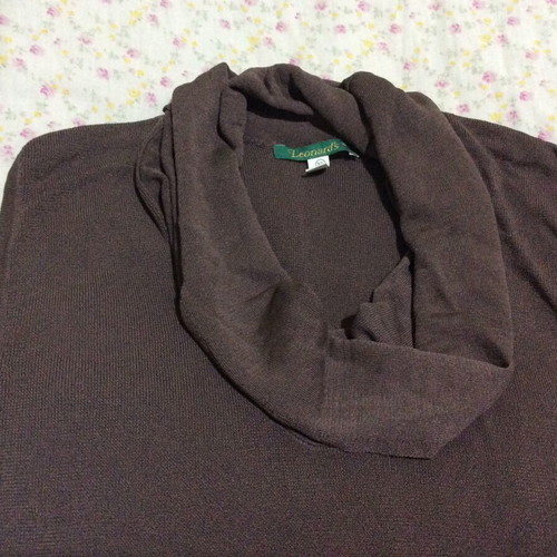 Leonard’s women’s sleeveless blouse XL like new, dark rotten apple color