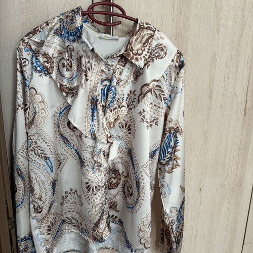 Shirt like new, comfortably fits XL
