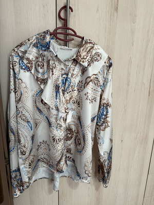 Shirt like new, comfortably fits XL