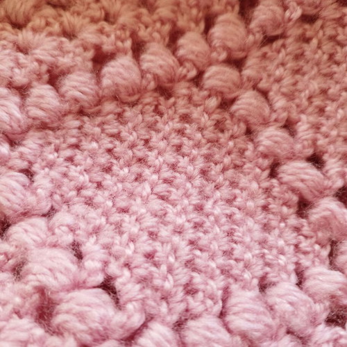Pink crochet blanket new, size 2.20x1.60