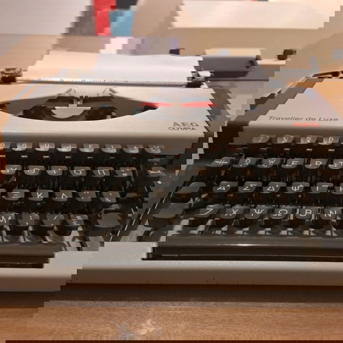 Γραφομηχανή Olympia-Aeg Traveller De Luxe μεταχειρισμένη, 80ς με βαλιτσάκι