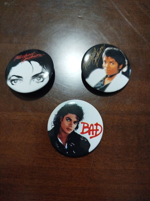 Michael Jackson vintage pins set of 3, like new official merch