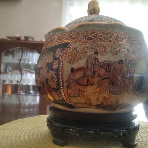 Satsuma container with lid and wooden base like new