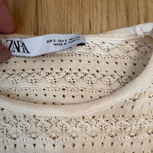 Knitted Zara blouse size small like new, beige