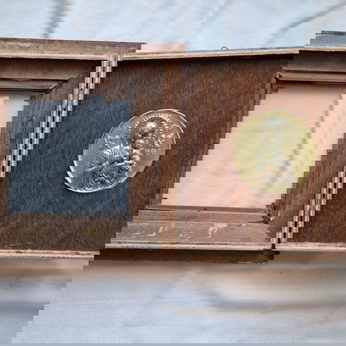 Ξύλινη στεφανοθήκη με μπρούτζινη διακόσμηση