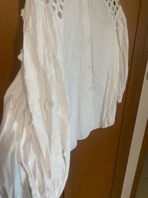 Λευκό πουκάμισο ZARA XS με λεπτομέρειες στα μανίκια , έχει άνετη γραμμή καλύπτει έως και medium