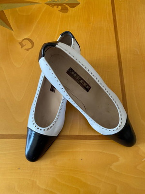 Charis Kazakos leather pumps used, white blue, size 40