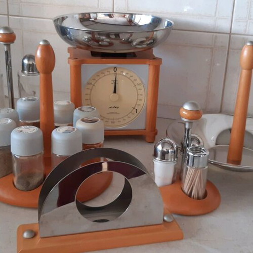 Kitchen set like new with scale and holders