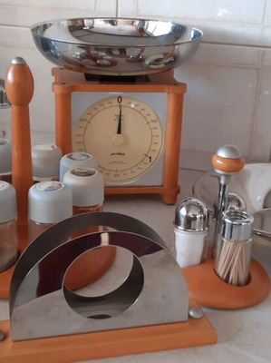 Kitchen set like new with scale and holders