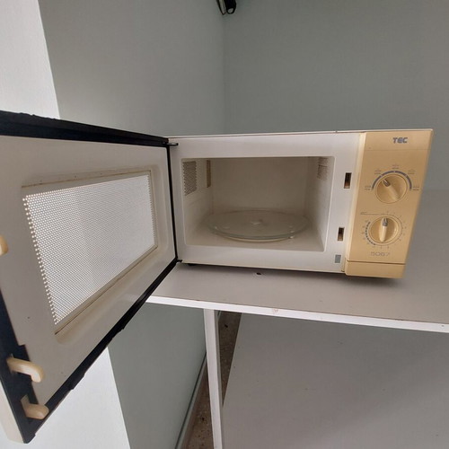 Microwave oven used in excellent condition