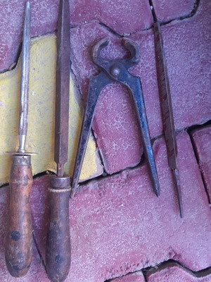 Old used cobbler shoemaking tools