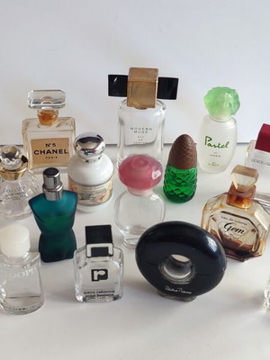 Vintage perfume miniatures collection used, 21 empty bottles for collectors