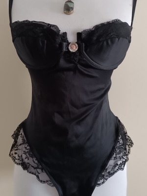 Μαύρο σατέν κορμάκι με δαντέλα και φιόγκο σε άριστη κατάσταση, μέγεθος M