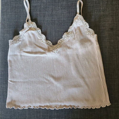 Stradivarius lilac crop top large like new with lace details