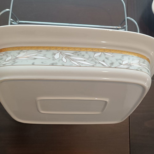 Heat-resistant serving dish with lid and metal base vintage style like new