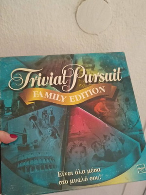 Trivial Pursuit Family Edition board game like new, complete