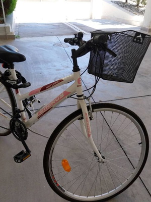 Energy Spirit 28" City Bicycle like new, with basket and lights