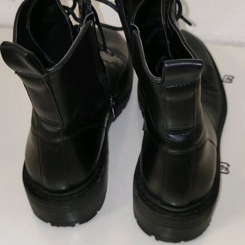 Only women's boots size 38 like new, black
