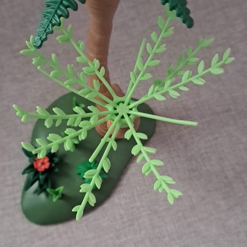 Playmobil tropical tree with base and plants like new