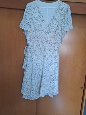 Shein curve white-beige wrap dress like new with small flowers