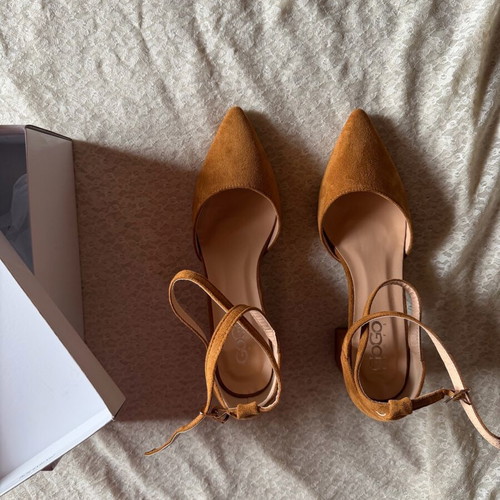 GoGo Shoes pointed suede brown pumps new with thick heel