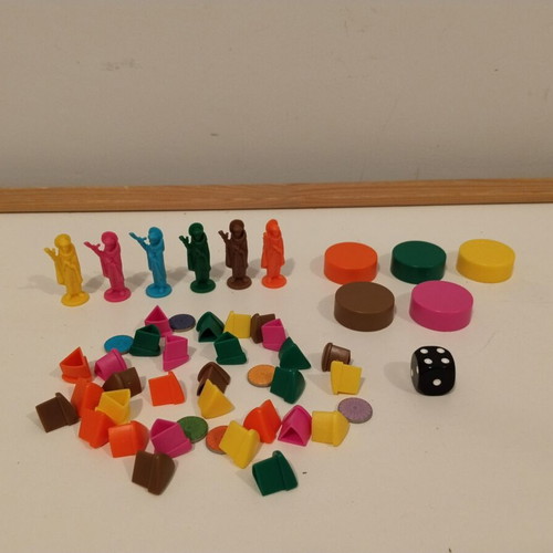 Trivial Pursuit Deluxe Edition board game used, missing blue pieces and instructions