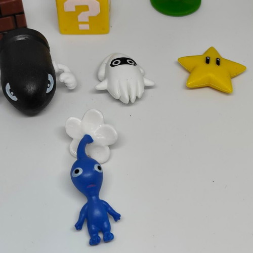 Super Mario Bros and Pikmin figure set like new, 10 pieces