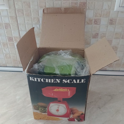 Kitchen scale like new, green, max weight 5 kg, tare adjustment