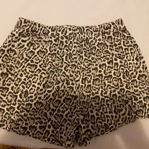 Stradivarius linen short leopard print, size L