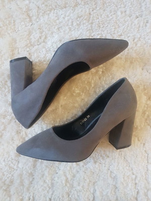 Γόβες αφόρετες Νο39 γκρι suede με χοντρό τακούνι