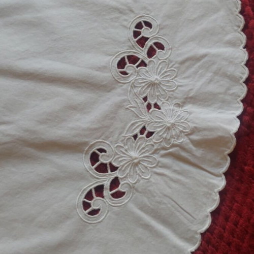 Handmade cutwork table linen set of 2 pieces like new