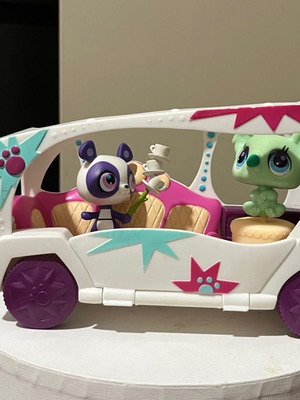 Little Pet Shop car with two figures