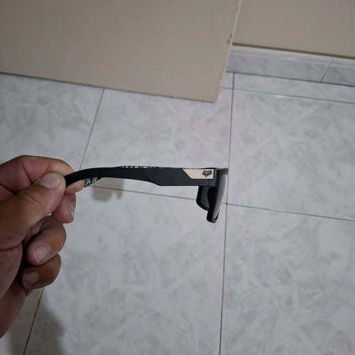 Sunglasses with polarized lens in like new condition, black