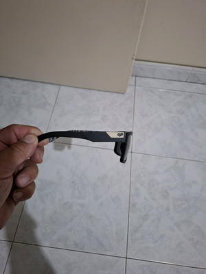 Sunglasses with polarized lens in like new condition, black