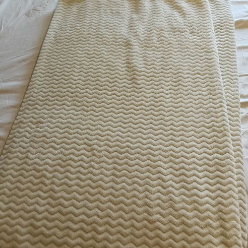 Soft blankets and throws like new
