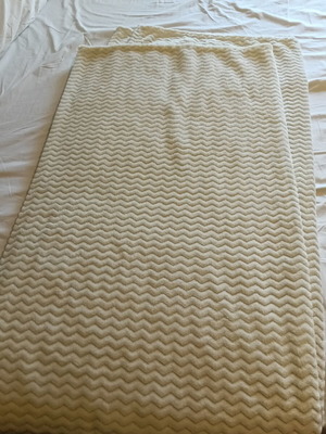 Soft blankets and throws like new