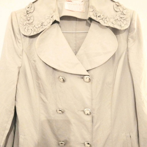 Retro Muse beige waterproof trenchcoat with ruffle flower details like new, size L-XL