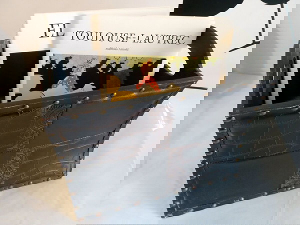 Πολυτελές Επιδαπέδιο Κουτί με λαβές