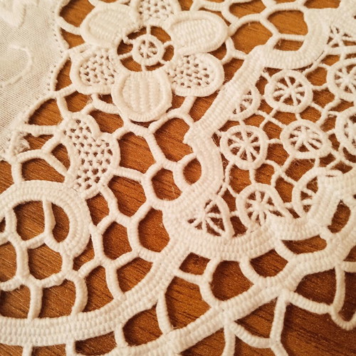 Embroidered table linens set of 14 pieces white, new
