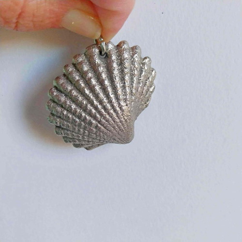 Metal shell pendant like new, silver color, solid metal