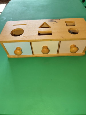 Παιχνίδι Montessori με συρτάρια διαλογής σχημάτων μεταχειρισμένο, ξύλινο