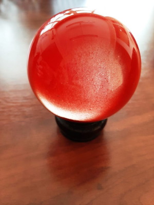 Ινδική κρυστάλλινη σφαίρα κόκκινου χρώματος σε ξύλινη βάση καινούργιο