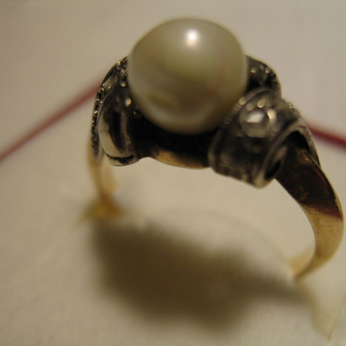 Vintage 18k gold ring with a genuine pearl and 8 diamonds.