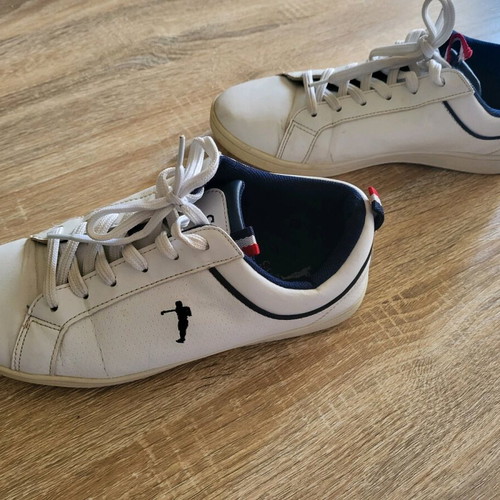 Calgary athletic shoes like new, size 39, white