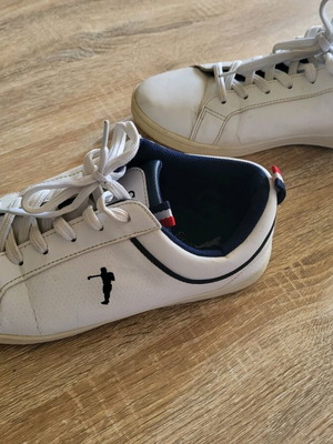 Calgary athletic shoes like new, size 39, white