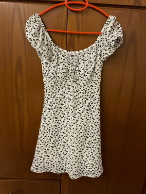 Φορεματάκι Bershka άσπρο με λουλουδάκια σαν καινούργιο