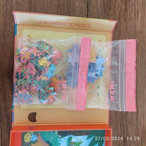 Mieredu magnetic puzzle with dinosaurs like new